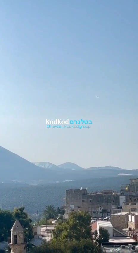 Mount Miron sırtındaki açık bir alanda şelaleden yükselen çok sayıda kesinti ve duman