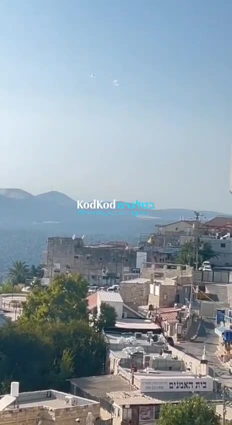 Mount Miron sırtındaki açık bir alanda şelaleden yükselen çok sayıda kesinti ve duman