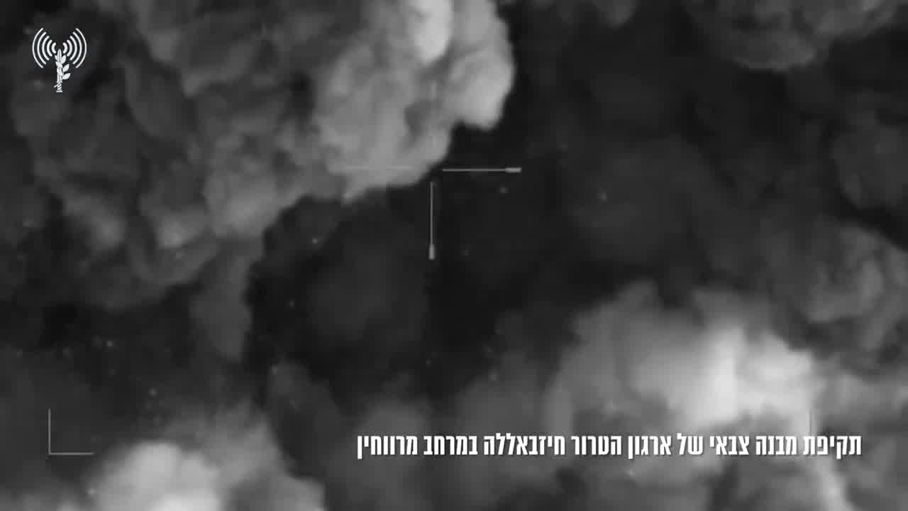 Heute Abend wurden weitere 40 Raketen aus dem Libanon auf Nordisrael abgefeuert, so dass die Gesamtzahl heute auf über 100 ansteigt. Die israelische Armee sagt, dass etwa 30 Raketen auf das Gebiet Arab al-Aramshe und weitere 10 auf Matat abgefeuert wurden. Viele der Raketen trafen offene Gebiete, einige trafen jedoch Matat. Bei den Angriffen gab es keine Verletzten. Kampfjets trafen Hisbollah-Stellungen im südlibanesischen Khraibeh sowie einen Raketenwerfer in Ayta ash-Shab und von der Terrorgruppe genutzte Gebäude in Houla, Ayta ash-Shab und Marwahin, so die israelische Armee.