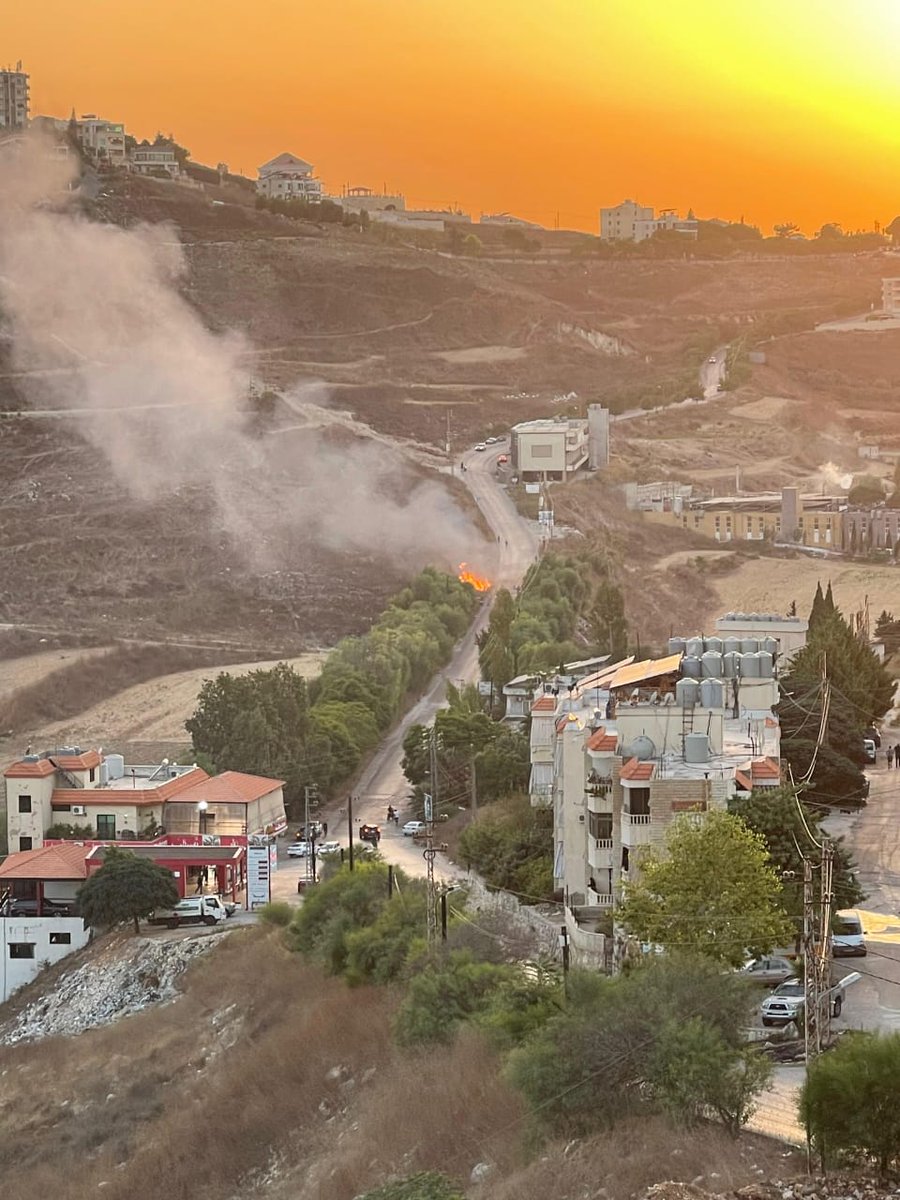 Eine israelische Drohne zielt auf ein Fahrzeug auf der Straße Kafrjouz-Nabatieh