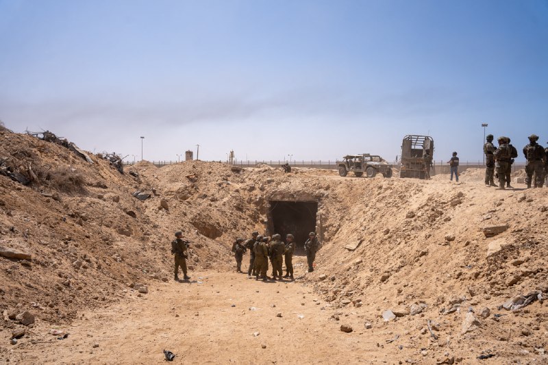 Die Rafah-Brigade der Hamas wurde dezimiert, mindestens 2.308 ihrer Mitglieder wurden von den israelischen Verteidigungsstreitkräften getötet und Tunnel mit einer Länge von über 13 Kilometern wurden zerstört, berichten Militärbeamte Reportern in der südlichsten Stadt des Gazastreifens. „Die Rafah-Brigade wurde besiegt, berichtet Brigadegeneral Itzik Cohen, der General, der die Offensive in der Stadt leitet, Reportern aus dem Philadelphi-Korridor.