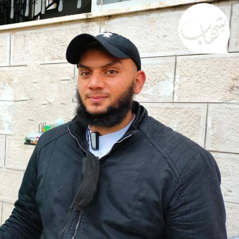 Les forces de sécurité israéliennes arrêtent le prisonnier libéré Mohammed Freij après avoir pris d'assaut sa maison à Qalqilya.