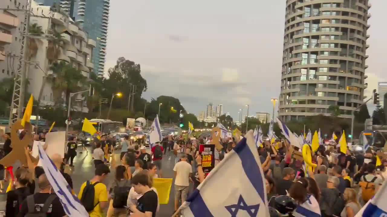 Gideon Saar'ın Tel Aviv'deki evinin yakınında, hükümete katılma görüşmeleri nedeniyle protestolar başladı. Görüşmelerin durduğuna dair haberler var, ancak bu, daha fazla protestoyu önlemek için bu akşam geç saatlerde yapılacak hamleyi duyurmadan önce zaman kazanmak için yapılmış bir manevra olabilir