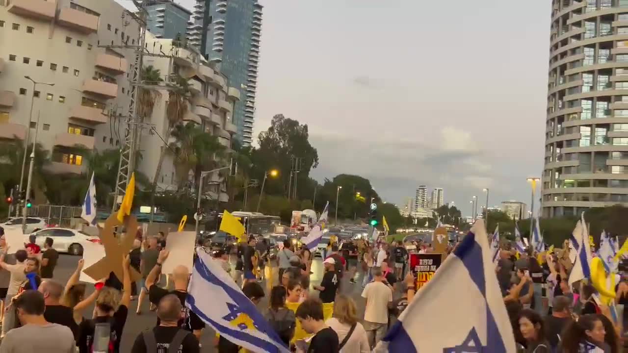 Protestos começaram perto da casa de Gideon Saar em Tel Aviv, sobre as negociações de sua entrada no governo. Há relatos de que as negociações estão paralisadas, mas pode ser uma manobra para arrastar o tempo antes de anunciar a mudança mais tarde esta noite, para evitar mais protestos