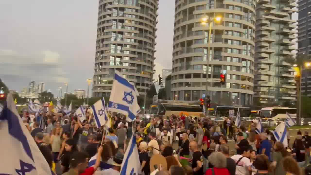 Protesty rozpoczęły się w pobliżu domu Gideona Saara w Tel Awiwie, w związku z rozmowami o jego dołączeniu do rządu. Są doniesienia, że rozmowy utknęły w martwym punkcie, ale może to być przeciąganie czasu przed ogłoszeniem tego ruchu później tego wieczoru, aby uniknąć kolejnych protestów