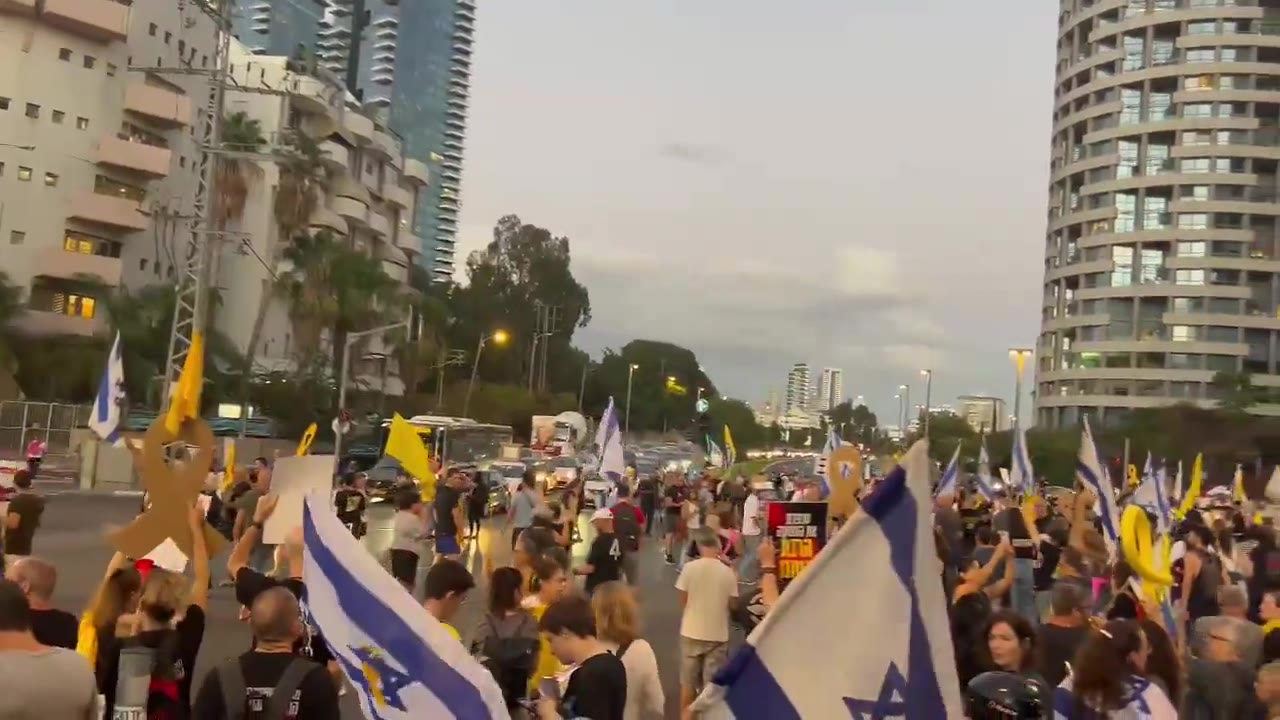 Protestos começaram perto da casa de Gideon Saar em Tel Aviv, sobre as negociações de sua entrada no governo. Há relatos de que as negociações estão paralisadas, mas pode ser uma manobra para arrastar o tempo antes de anunciar a mudança mais tarde esta noite, para evitar mais protestos