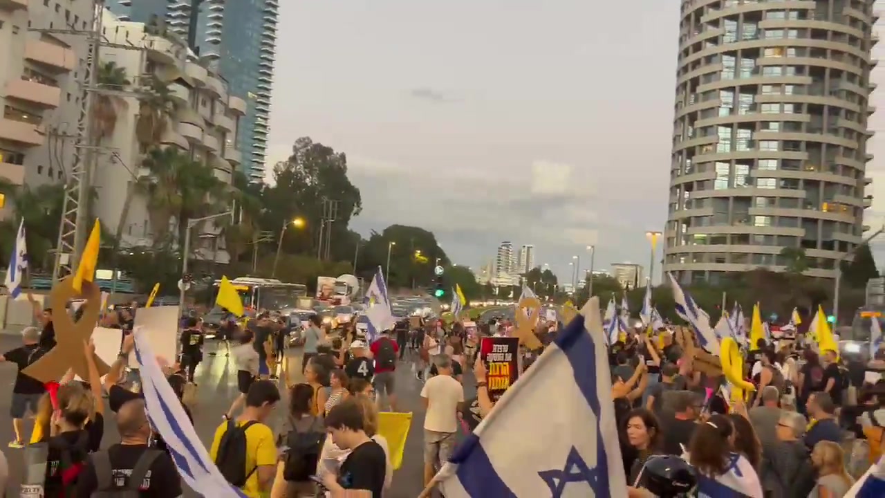 Protestos começaram perto da casa de Gideon Saar em Tel Aviv, sobre as negociações de sua entrada no governo. Há relatos de que as negociações estão paralisadas, mas pode ser uma manobra para arrastar o tempo antes de anunciar a mudança mais tarde esta noite, para evitar mais protestos