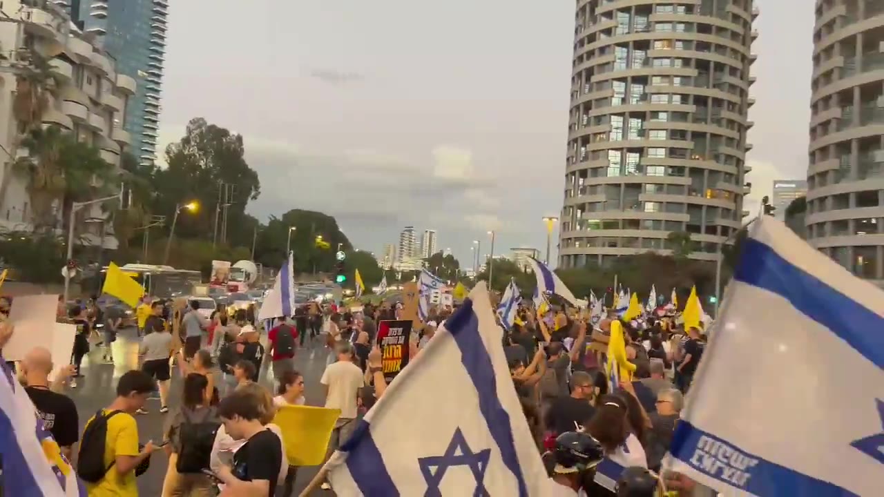 Protesty rozpoczęły się w pobliżu domu Gideona Saara w Tel Awiwie, w związku z rozmowami o jego dołączeniu do rządu. Są doniesienia, że rozmowy utknęły w martwym punkcie, ale może to być przeciąganie czasu przed ogłoszeniem tego ruchu później tego wieczoru, aby uniknąć kolejnych protestów