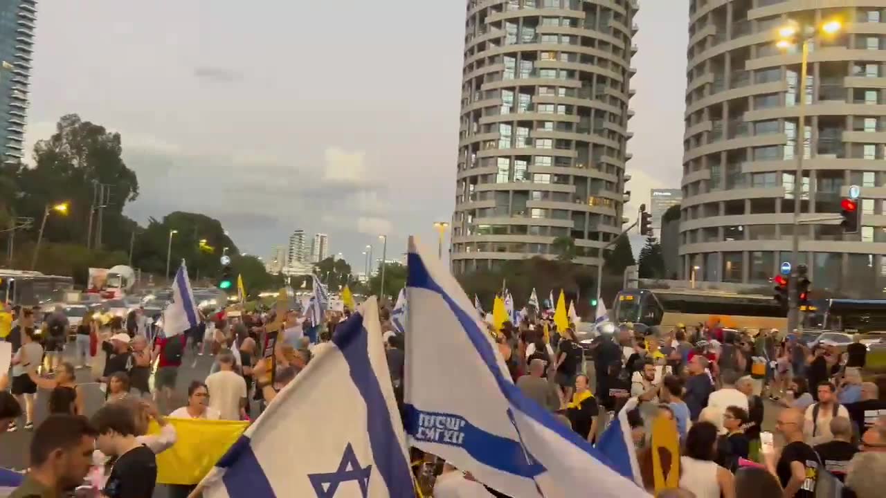 Protestos começaram perto da casa de Gideon Saar em Tel Aviv, sobre as negociações de sua entrada no governo. Há relatos de que as negociações estão paralisadas, mas pode ser uma manobra para arrastar o tempo antes de anunciar a mudança mais tarde esta noite, para evitar mais protestos