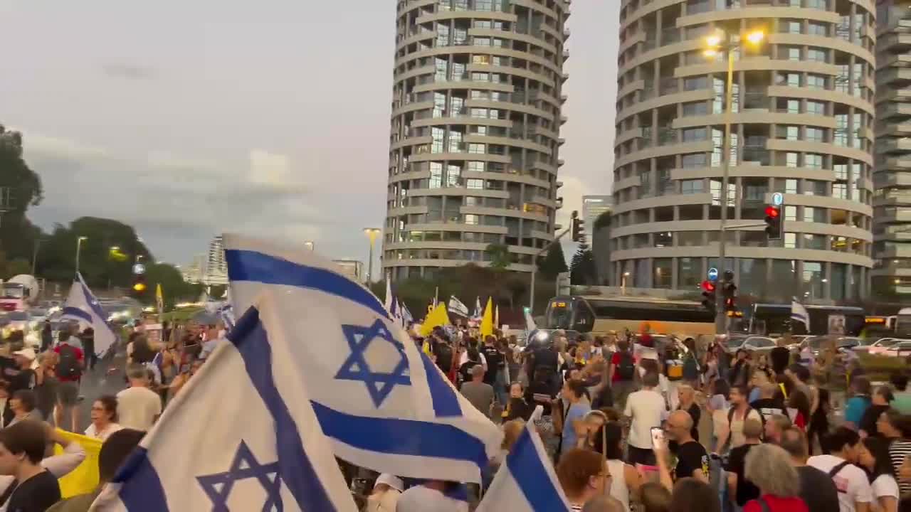 Protesty rozpoczęły się w pobliżu domu Gideona Saara w Tel Awiwie, w związku z rozmowami o jego dołączeniu do rządu. Są doniesienia, że rozmowy utknęły w martwym punkcie, ale może to być przeciąganie czasu przed ogłoszeniem tego ruchu później tego wieczoru, aby uniknąć kolejnych protestów