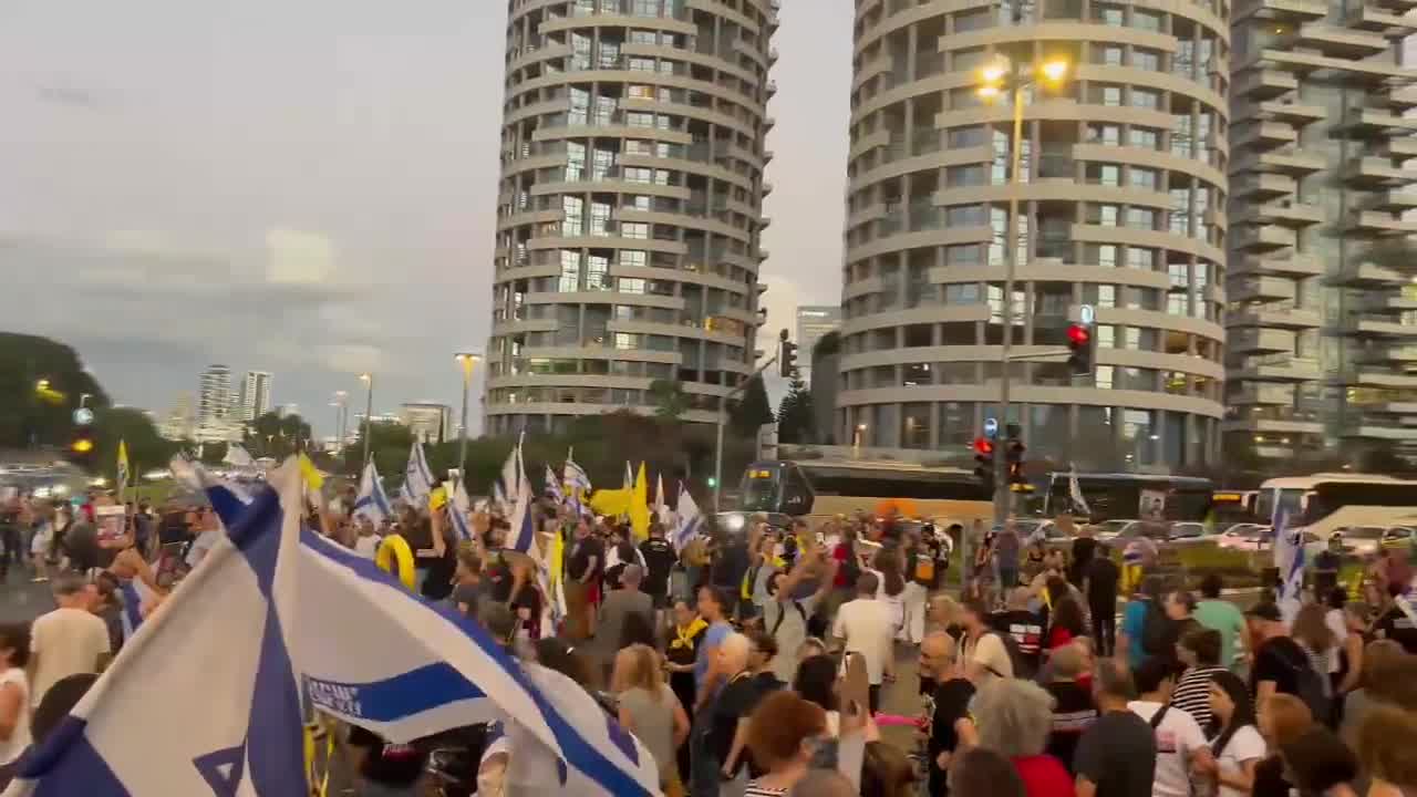 Protestos começaram perto da casa de Gideon Saar em Tel Aviv, sobre as negociações de sua entrada no governo. Há relatos de que as negociações estão paralisadas, mas pode ser uma manobra para arrastar o tempo antes de anunciar a mudança mais tarde esta noite, para evitar mais protestos