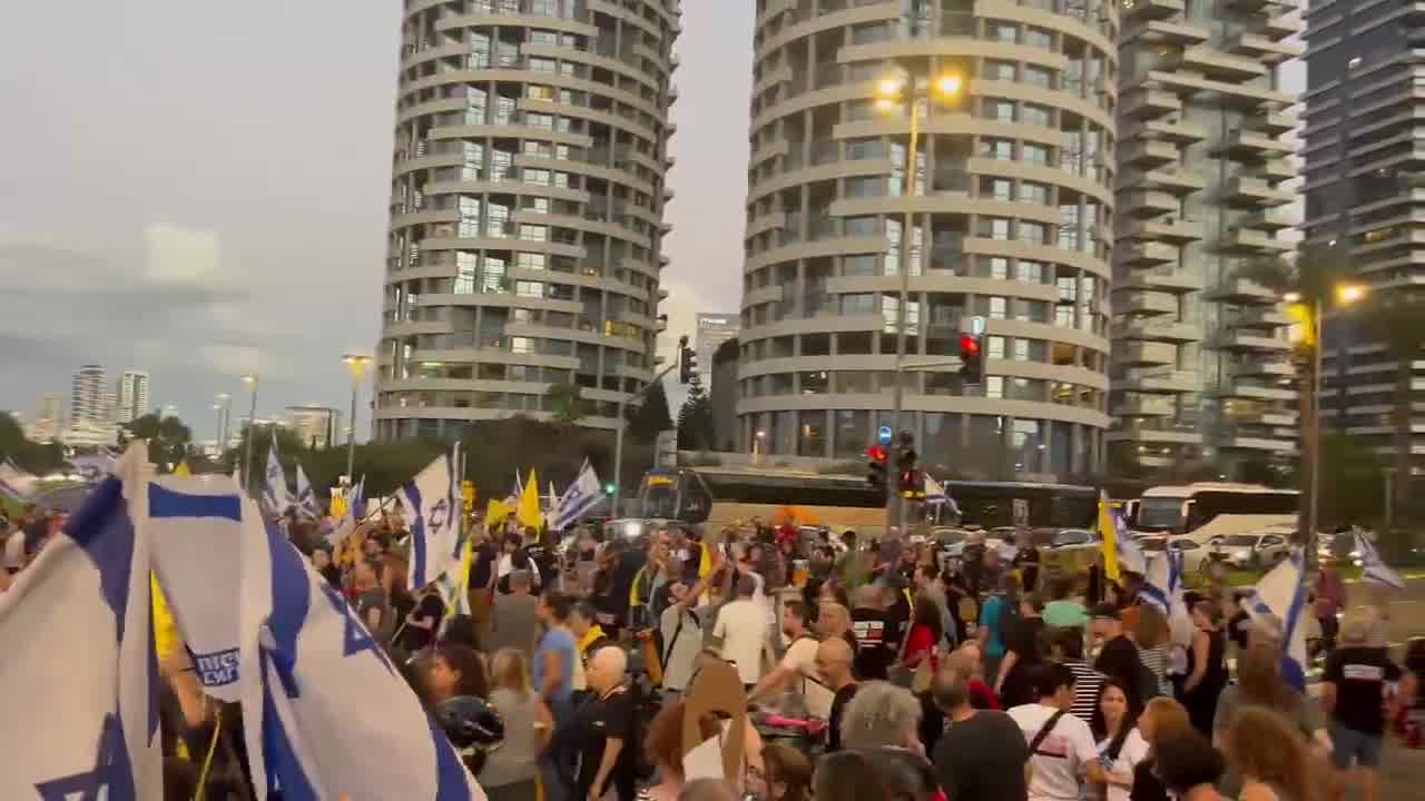 Protesty rozpoczęły się w pobliżu domu Gideona Saara w Tel Awiwie, w związku z rozmowami o jego dołączeniu do rządu. Są doniesienia, że rozmowy utknęły w martwym punkcie, ale może to być przeciąganie czasu przed ogłoszeniem tego ruchu później tego wieczoru, aby uniknąć kolejnych protestów