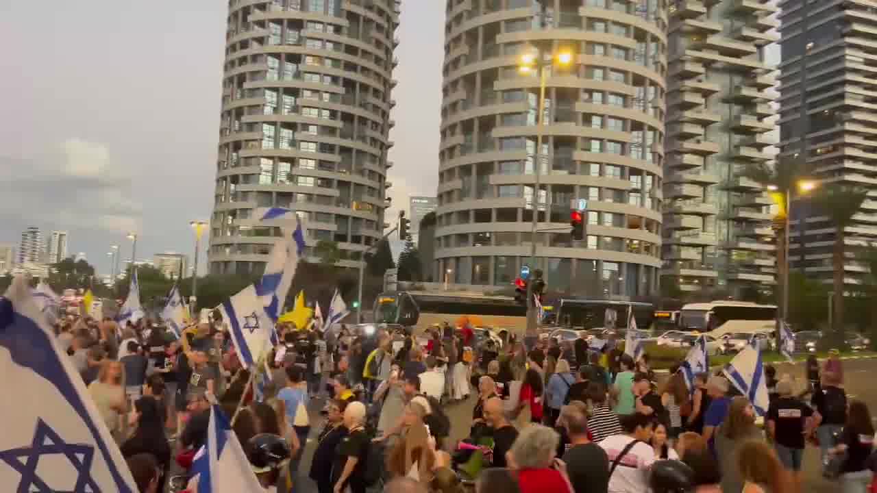 Protesty rozpoczęły się w pobliżu domu Gideona Saara w Tel Awiwie, w związku z rozmowami o jego dołączeniu do rządu. Są doniesienia, że rozmowy utknęły w martwym punkcie, ale może to być przeciąganie czasu przed ogłoszeniem tego ruchu później tego wieczoru, aby uniknąć kolejnych protestów