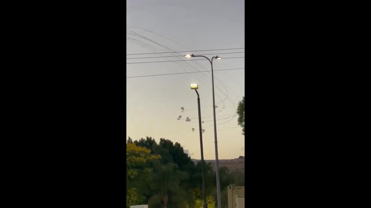 Interceptações vistas na região da Alta Galileia, no norte de Israel, enquanto o Hezbollah lança uma enorme salva de foguetes Crédito: 27A