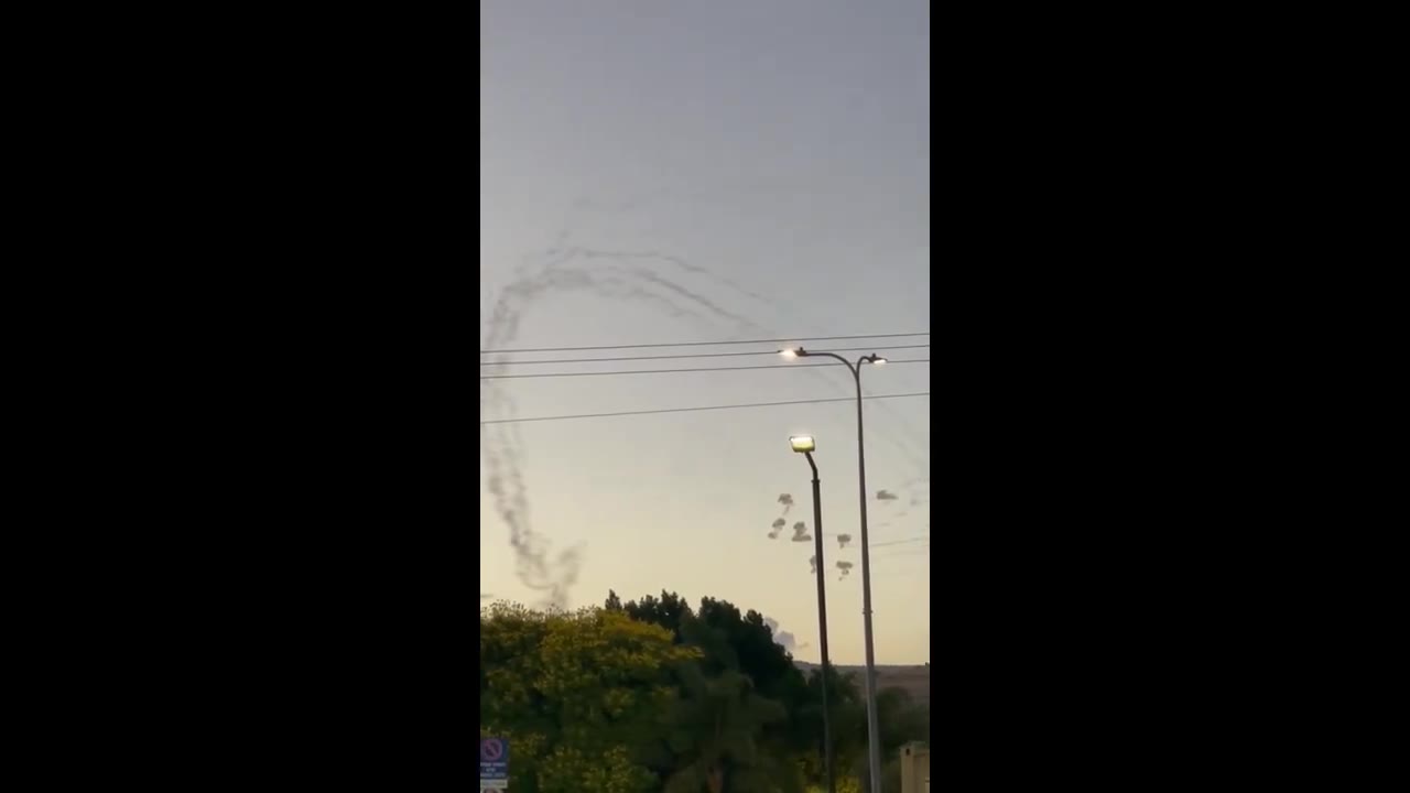 Onderscheppingen waargenomen boven de regio Opper-Galilea in het noorden van Israël terwijl Hezbollah een enorme salvo raketten afvuurt. Credit: 27A