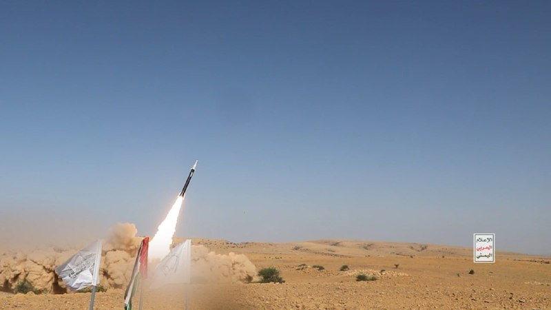 Houthis zeigen Bilder der gestern auf Tel Aviv abgefeuerten Rakete „Palestine 2