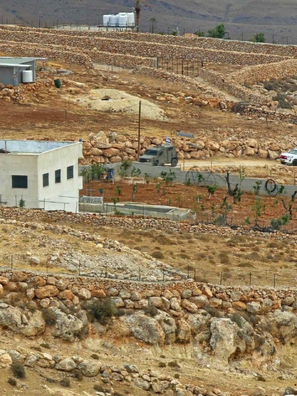 Des bulldozers démolissent des installations agricoles dans la ville de Duma, au sud de Naplouse.