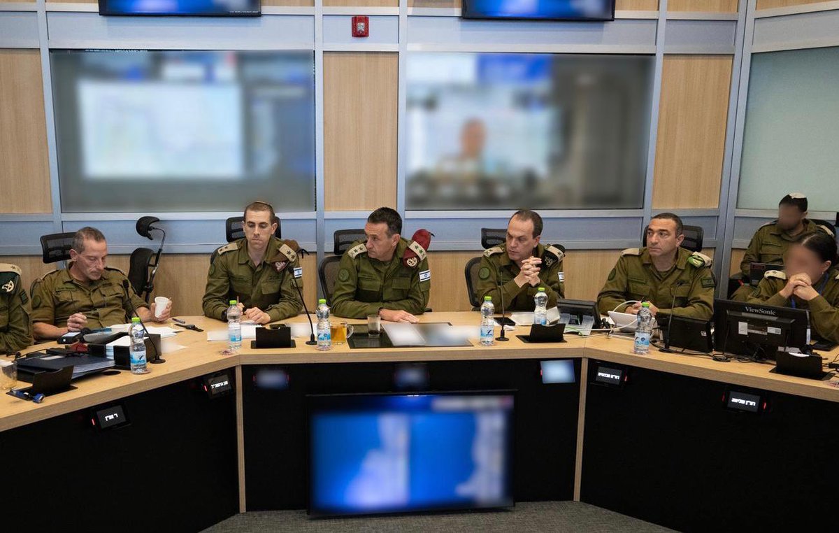 De Israëlische legerstafchef Herzi Halevi hield dinsdagavond een situatiebeoordeling met de rest van de Israëlische legerstaf, waarbij de nadruk lag op paraatheid voor aanval en verdediging op alle fronten. De Israëlische legerwoordvoerderseenheid benadrukte dat er geen veranderingen waren in het thuisfront