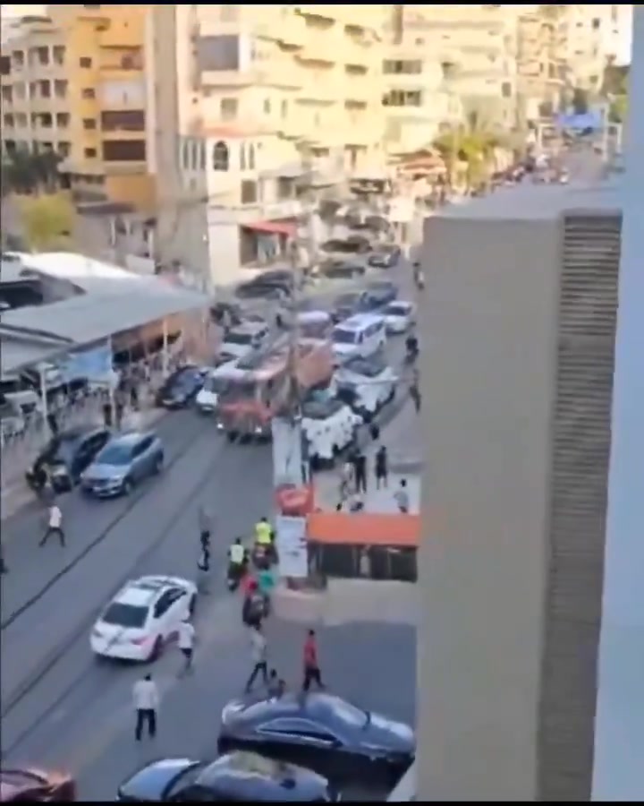 Güney Lübnan'ın Tire kentinde son patlama dalgasının ardından UNIFIL araçları taşlandı