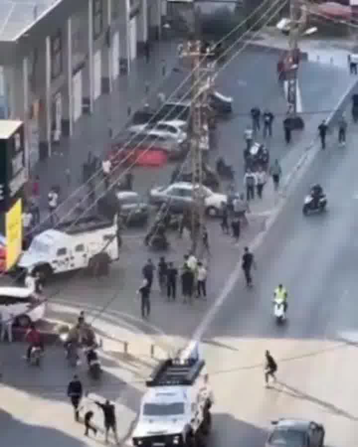 Güney Lübnan'ın Tire kentinde son patlama dalgasının ardından UNIFIL araçları taşlandı