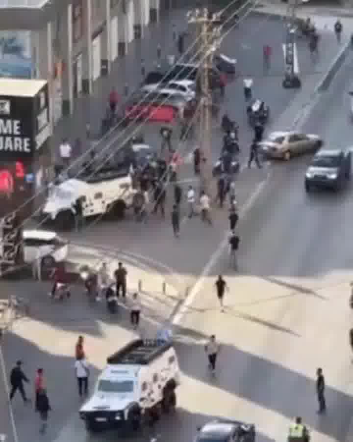 Güney Lübnan'ın Tire kentinde son patlama dalgasının ardından UNIFIL araçları taşlandı