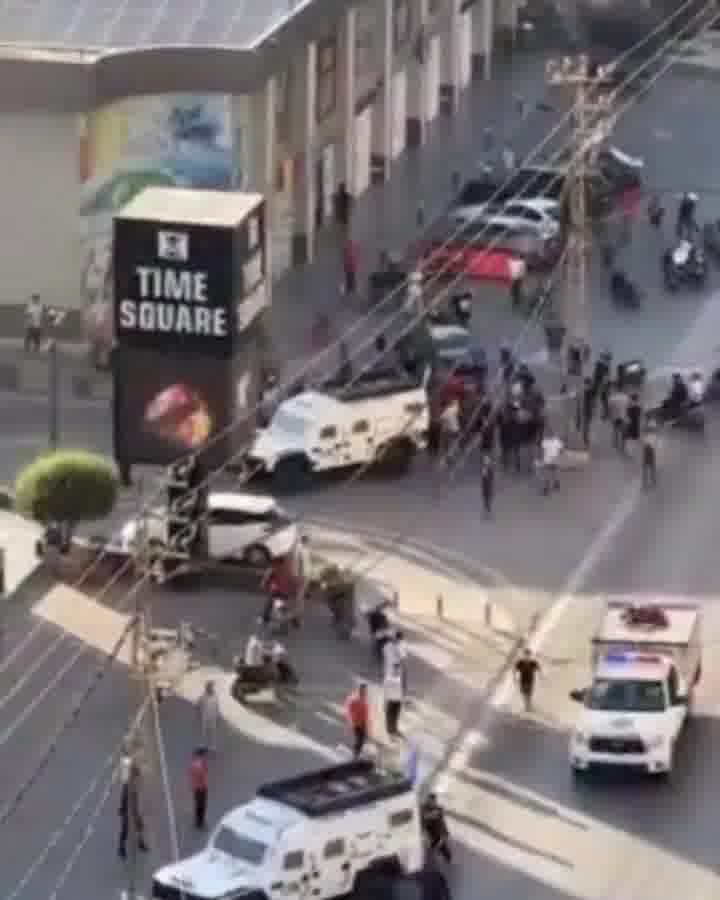 Güney Lübnan'ın Tire kentinde son patlama dalgasının ardından UNIFIL araçları taşlandı