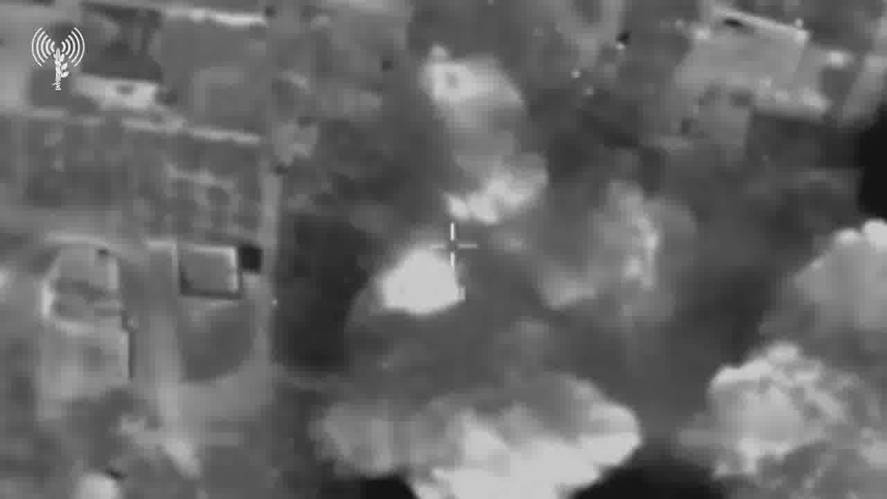 Israelische Kampfjets haben heute Gebäude im südlibanesischen Jebbayn angegriffen, wo die israelische Armee nach eigenen Angaben mehrere Hisbollah-Mitglieder identifiziert hat. Separate Luftangriffe zielten auf einen Raketenwerfer und andere Gebäude der Terrorgruppe in Halta, Kafr Kila, Odaisseh und Chama, fügt das Militär hinzu. Darüber hinaus wurde heute Abend eine Salve von etwa 10 Raketen auf das Gebiet des Bergs Hermon abgefeuert, die nach Angaben der israelischen Armee offene Gebiete traf. Mehr als 40 Raketen wurden heute aus dem Libanon auf Nordisrael abgefeuert.