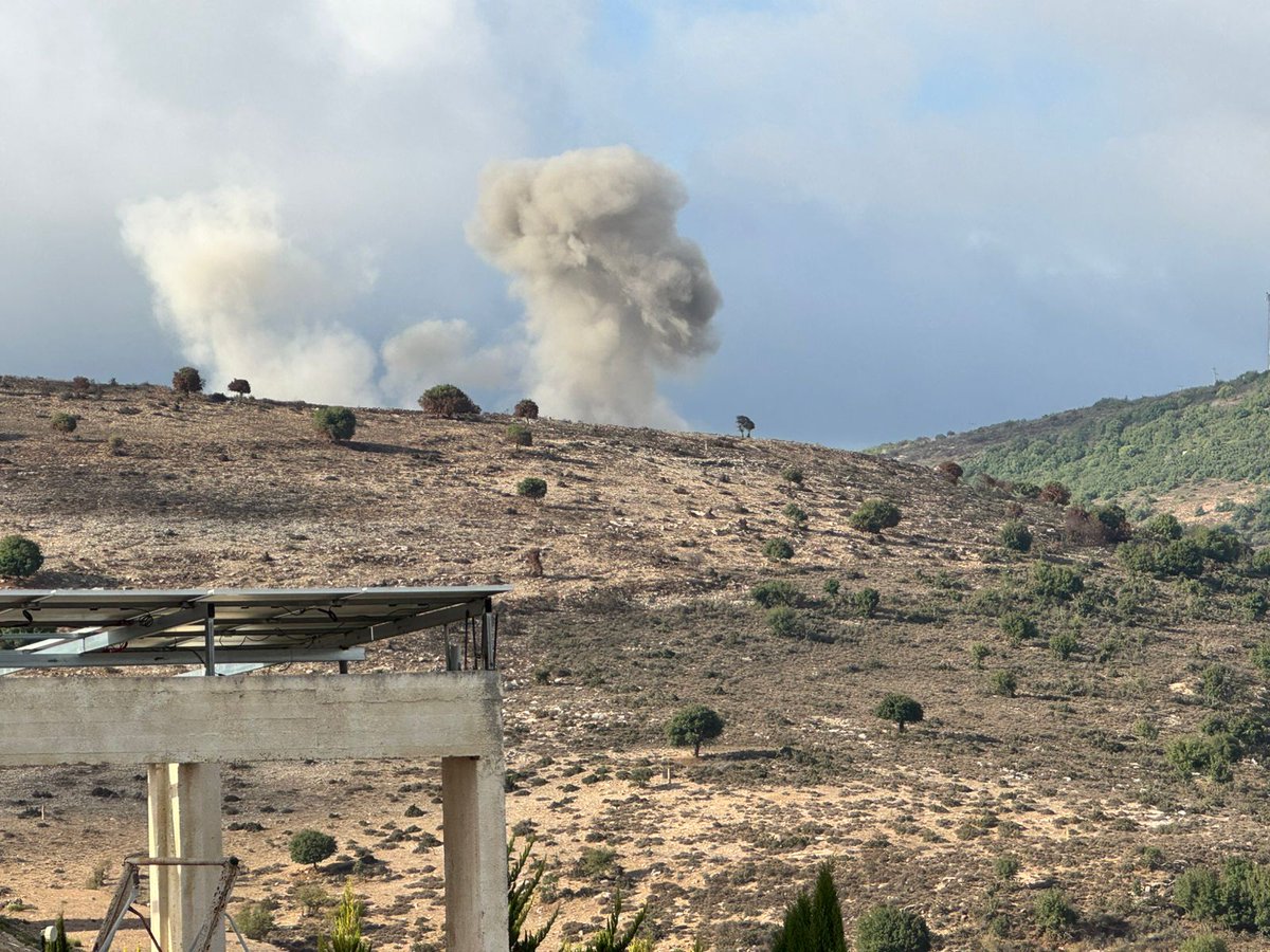 Bombardeamento israelita na área de Qatmon, nos arredores da cidade fronteiriça de Rmeish