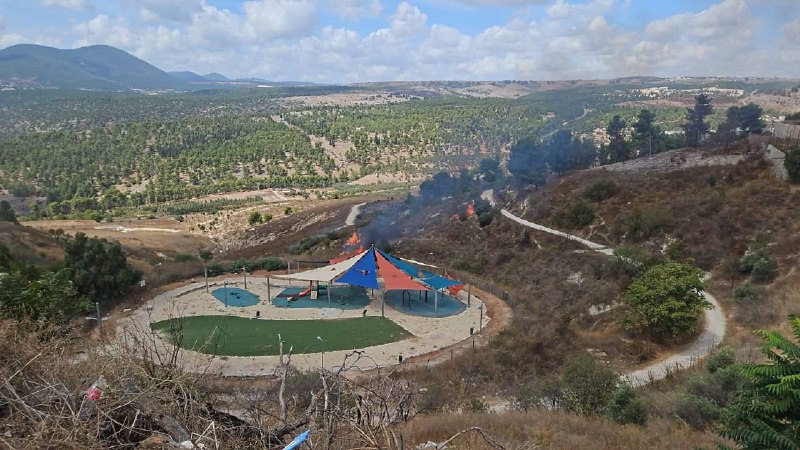 Eine Rakete schlug in der Nähe eines Kinderspielplatzes in Tzfat ein und verursachte einen Brand