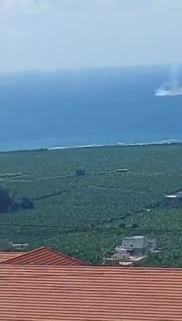 Documentación inusual frente a la costa de la ciudad de Adlon en el Líbano (cerca de Sidón): un avión de combate de la Fuerza Aérea lanzó una bomba de combate al mar, luego de un mal funcionamiento técnico descubierto en el armamento aéreo.