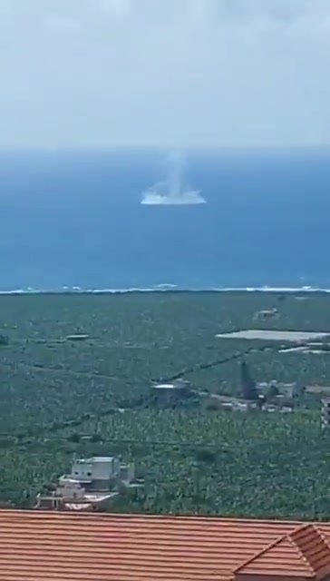 Documentação incomum na costa da cidade de Adlon, no Líbano (perto de Sidon): um caça da Força Aérea lançou uma bomba de combate no mar, após uma falha técnica descoberta no armamento aéreo