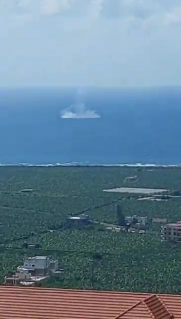 Unusual documentation off the coast of the town of Adlon in Lebanon (near Sidon): an Air Force fighter jet dropped a combat bomb in the sea, following a technical malfunction discovered in the air armament