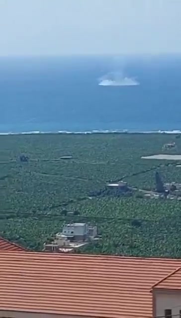 Documentação incomum na costa da cidade de Adlon, no Líbano (perto de Sidon): um caça da Força Aérea lançou uma bomba de combate no mar, após uma falha técnica descoberta no armamento aéreo