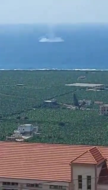 Documentación inusual frente a la costa de la ciudad de Adlon en el Líbano (cerca de Sidón): un avión de combate de la Fuerza Aérea lanzó una bomba de combate al mar, luego de un mal funcionamiento técnico descubierto en el armamento aéreo.