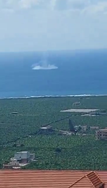 Ongebruikelijke documentatie voor de kust van de stad Adlon in Libanon (bij Sidon): een straaljager van de luchtmacht heeft een gevechtsbom in zee gegooid, nadat er een technisch mankement in de luchtbewapening was ontdekt