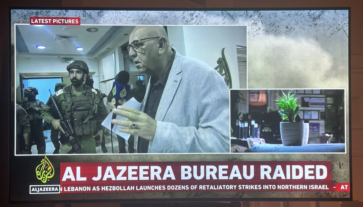 CISJORDÂNIA: Jornalistas da Al Jazeera estão relatando ao vivo enquanto o exército israelense invade seu escritório em Ramallah