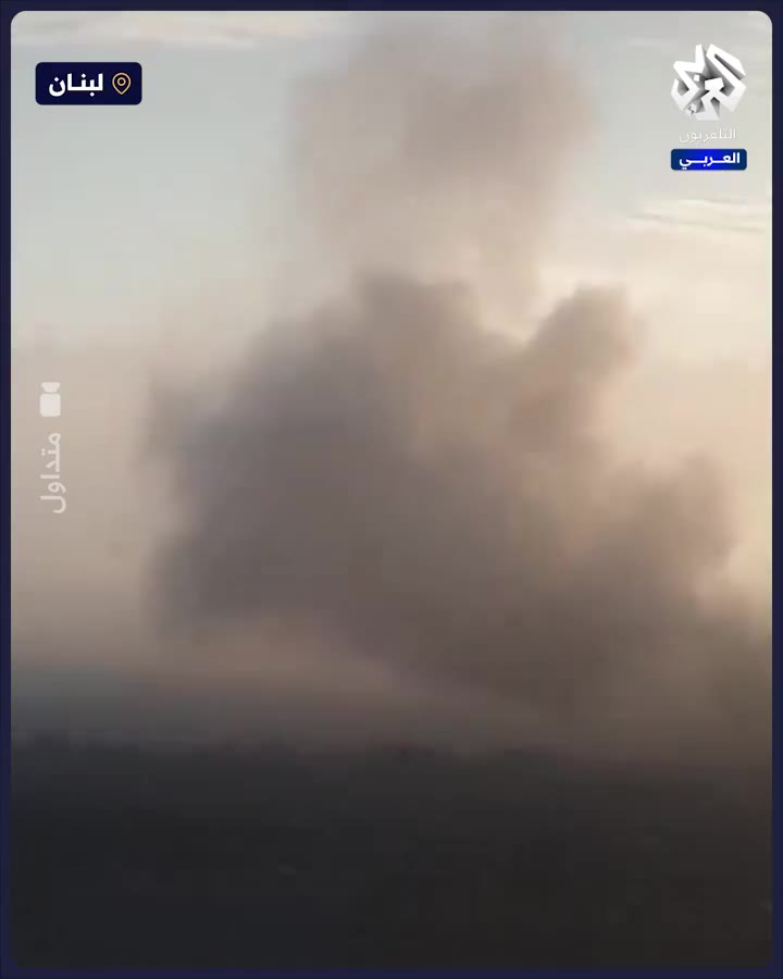 Le moment d'une explosion dans la ville de Tefahta, au sud du Liban, à la suite des bombardements israéliens