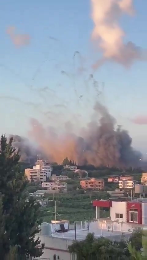 Violent raid on the town of Zawtar, south Lebanon