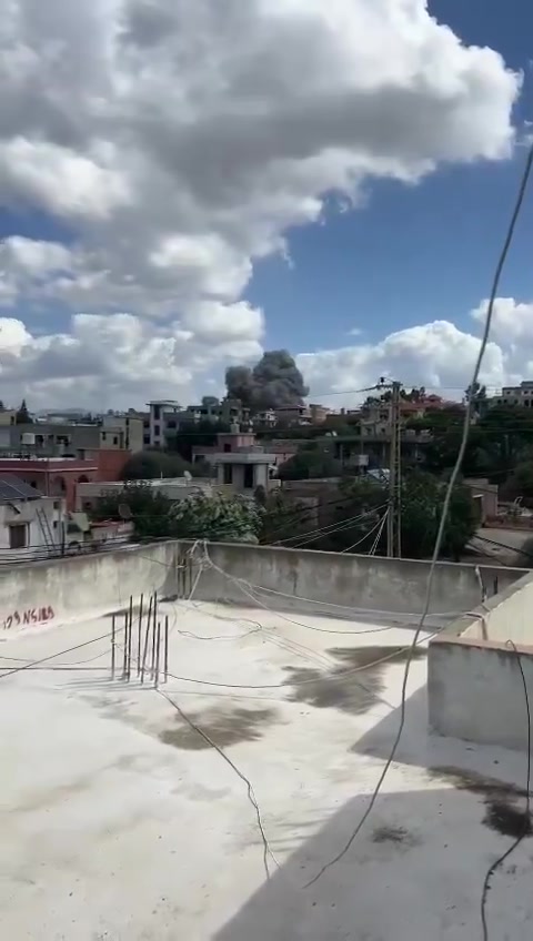 Bombardeamento de um local em um bairro residencial na cidade de Ansar, sul do Líbano