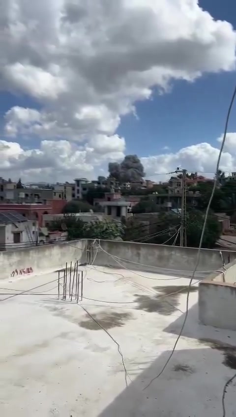 Bombardierung eines Ortes in einem Wohnviertel in der Stadt Ansar im Südlibanon