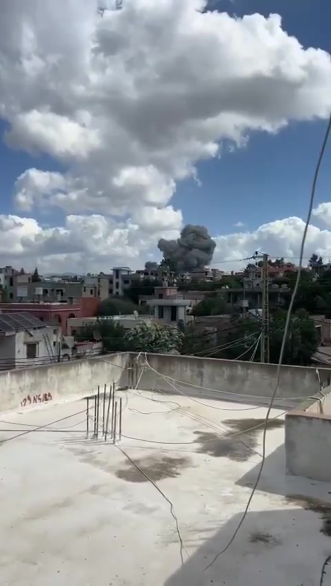 Güney Lübnan'daki Ansar kasabasında bir yerleşim bölgesinde bombalama