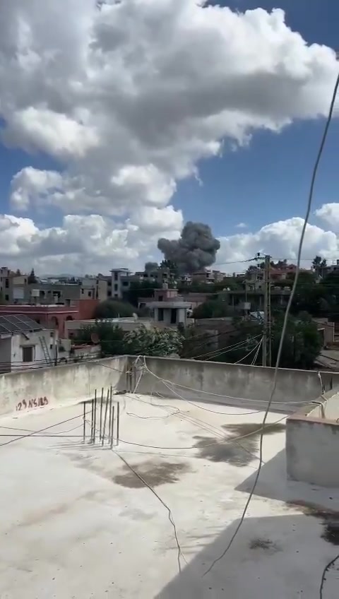 Güney Lübnan'daki Ansar kasabasında bir yerleşim bölgesinde bombalama