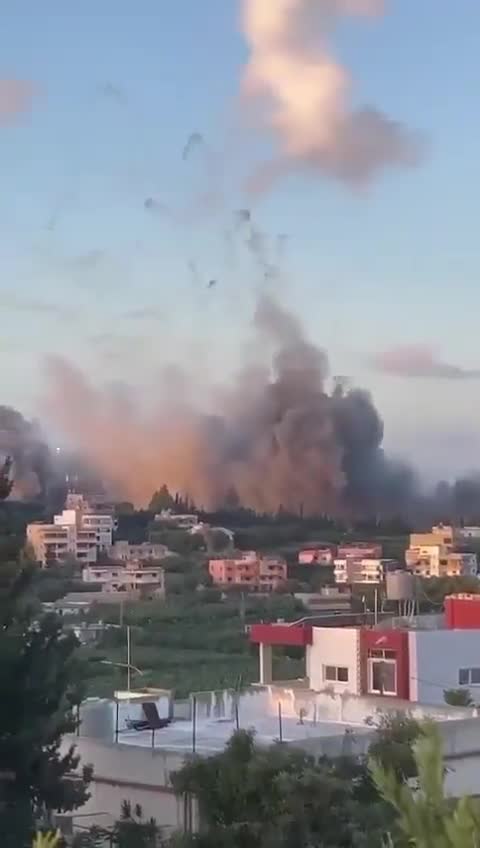 Des bombardements massifs visent la ville d'Al-Bazourieh, au sud du Liban