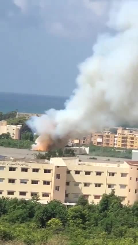 L'armée de l'air israélienne mène un raid violent sur la route menant à l'hôpital libano-italien de la ville de Tyr, au sud du Liban