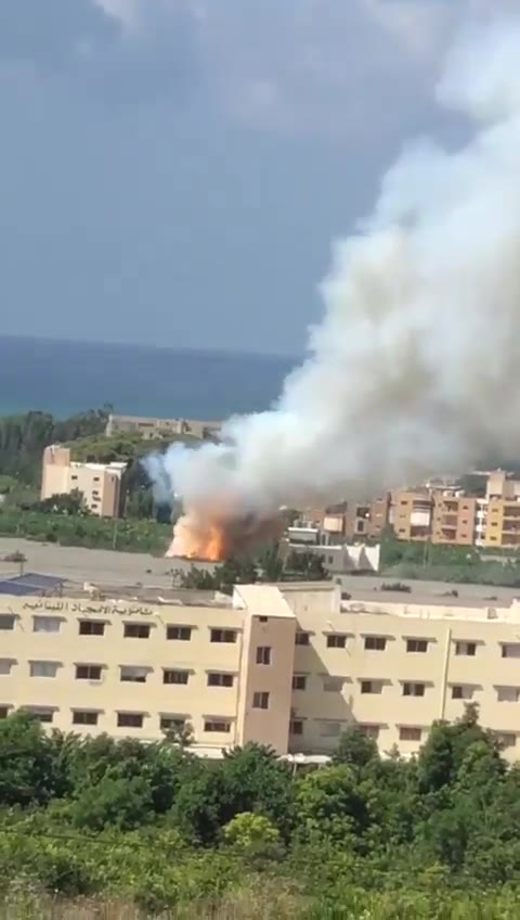 Força Aérea Israelense realiza ataque violento na estrada para o Hospital Libanês-Italiano na cidade de Tiro, sul do Líbano