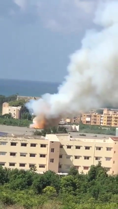 L'armée de l'air israélienne mène un raid violent sur la route menant à l'hôpital libano-italien de la ville de Tyr, au sud du Liban