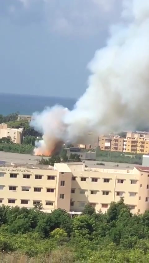 L'armée de l'air israélienne mène un raid violent sur la route menant à l'hôpital libano-italien de la ville de Tyr, au sud du Liban