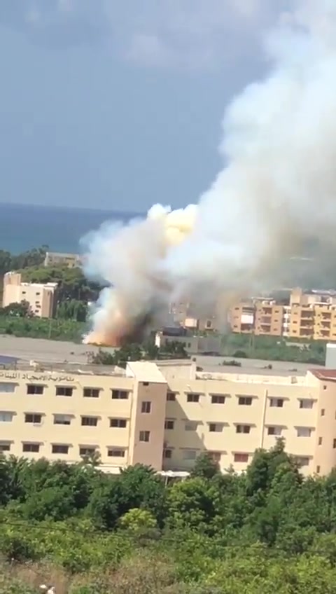 Die israelische Luftwaffe führt einen heftigen Angriff auf die Straße zum libanesisch-italienischen Krankenhaus in der Stadt Tyros im Südlibanon durch.