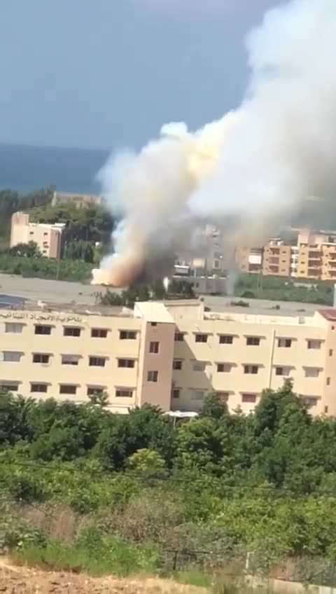 Die israelische Luftwaffe führt einen heftigen Angriff auf die Straße zum libanesisch-italienischen Krankenhaus in der Stadt Tyros im Südlibanon durch.