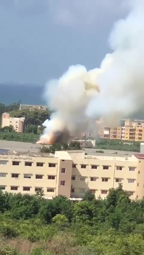 Die israelische Luftwaffe führt einen heftigen Angriff auf die Straße zum libanesisch-italienischen Krankenhaus in der Stadt Tyros im Südlibanon durch.